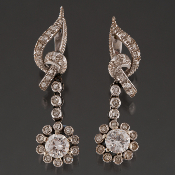 Pareja de pendientes largos en oro blanco de 18 kt con brillantes.
