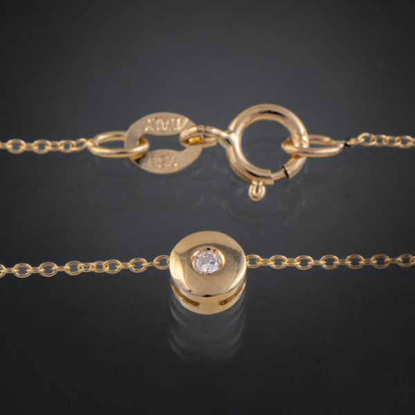 Cadena con colgante de brillante en chatón en oro amarillo de 18 kt.