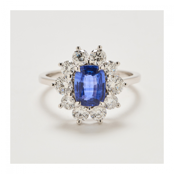 Sortija rosetón en oro blanco con zafiro azul «Royal Blue» orlado por diamantes talla brillante.