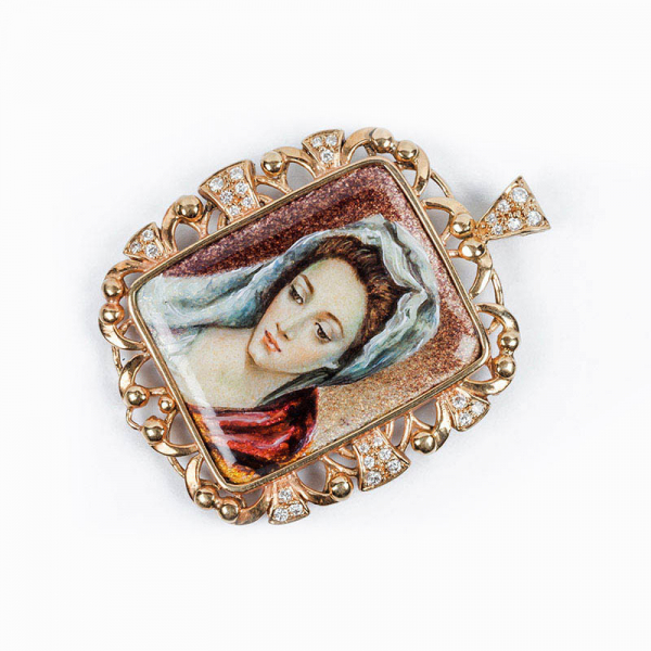 Gran medalla colgante vintage, en oro rosa, con una bella miniatura esmaltada de la Virgen de El Greco, rectangular, con orla vegetal calada, con blancos diamantitos talla brillante