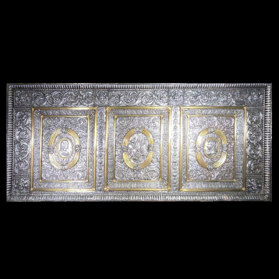 Paliotto italiano en plata repujada y punzanada con clipeos efigiados, Italia, siglo XVII. 