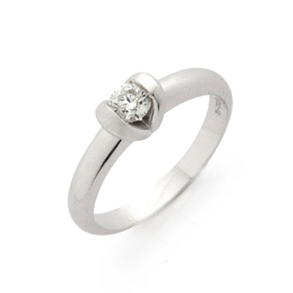 Solitario en oro blanco con diamante talla brillante central con un peso total de 0,28 cts. aprox.