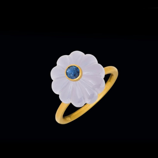 Anillo de oro 14 K. con calcedonia y zafiro azul talla redonda. 