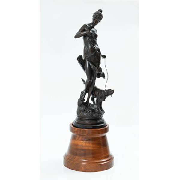 ESCUELA EUROPEA   (Pp. S. XX)  "Diana cazadora"  Bronce patinado / Base de mármol