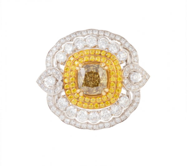 Sortija con diamante Fancy de 2,25 ct, con doble orla de brillantes Fancy y oro blanco de 18K con engaste del zafiro en garras de oro amarillo. 