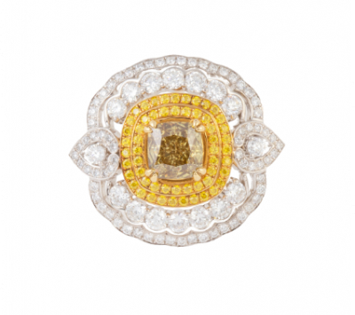 Sortija con diamante Fancy de 2,25 ct, con doble orla de brillantes Fancy y oro blanco de 18K con engaste del zafiro en garras de oro amarillo. 