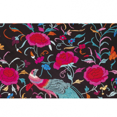 Mant&oacute;n de Manila, Pps. S. XX en seda de color negro, con colorido bordado floral, de aves, y escenas populares chinescas 