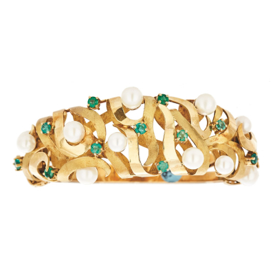 Pulsera esclava en oro mate y brillo con centro calado, perlas cultivadas de 5,5-6 mm. y esmeraldas talla redonda engastadas en garras.