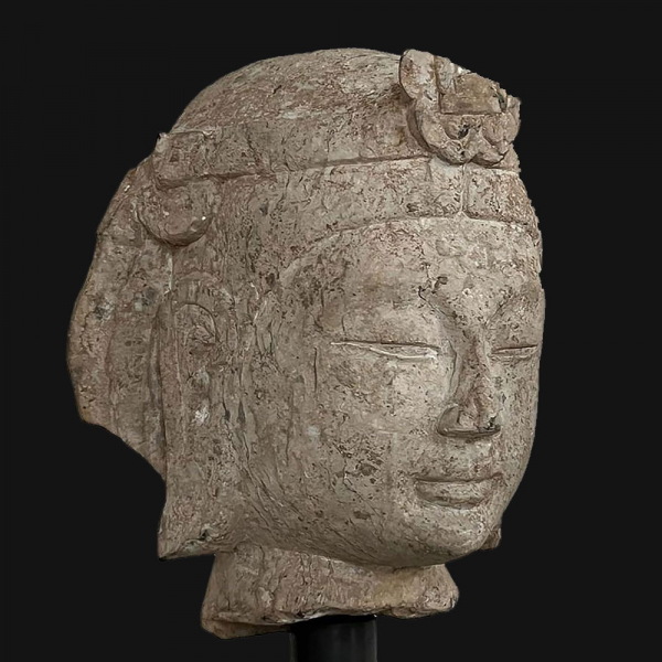 Cabeza del Bodhisattva Avalokitésvara “Kwan Yin” de belleza juvenil. Dinastía Qi del Norte 