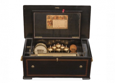 Caja de m&uacute;sica con caja de madera de palosanto.  Suiza, h., 1880.