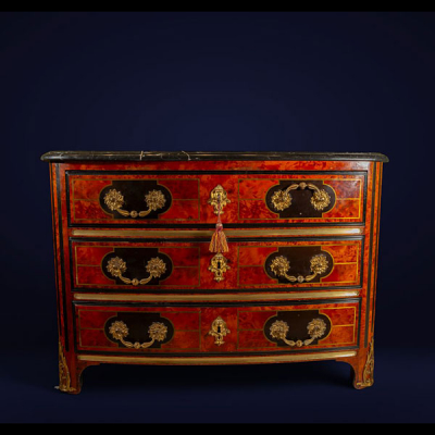Cómoda de madera lacada con detalles dorados - Escuela Francesa - Siglo XVIII.