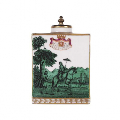 Bote de te en porcelana europea C. 1800.   Realizado en porcelana esmaltada, vidriada y dorada.