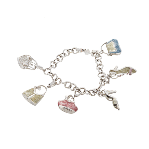 Pulsera de la firma «Rosato» en oro blanco y esmalte con seis charms diseños zapatos y bolsos, uno en forma de corazón con pavé de diamantes talla brillante.