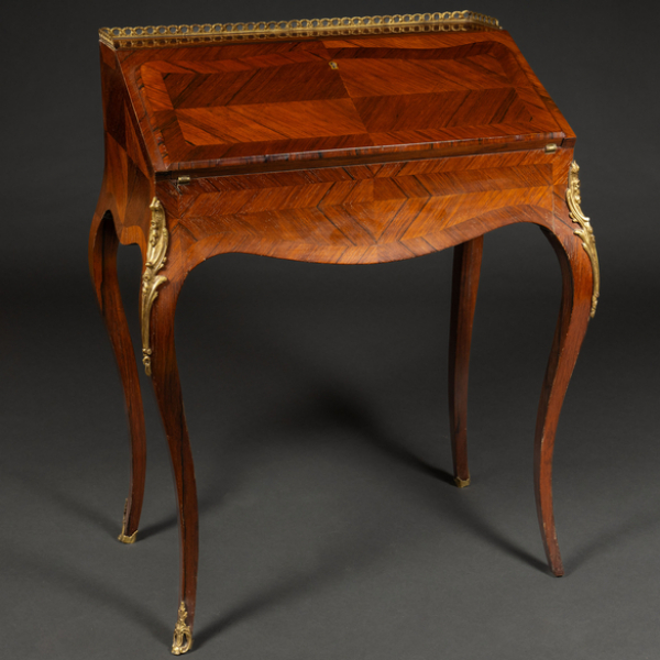 Secretaire estilo Luís XV en madera de palosanto con aplicaciones en bronce dorado del siglo XIX