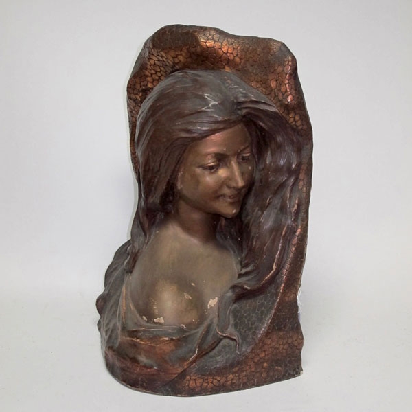 "Cabeza de mujer" relieve
