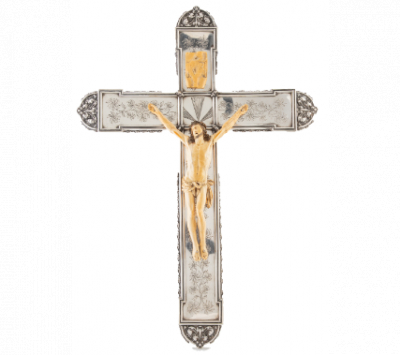 Cristo crucificado. Marfil tallado y parcialmente policromado sobre cruz de plata. S. XIX.