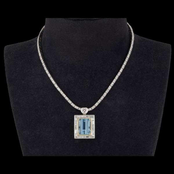 Collar de platino rivière de brillantes (5 cts.) de oro blanco y amarillo de 18 K. con preciosa aguamarina de 21,40 cts.