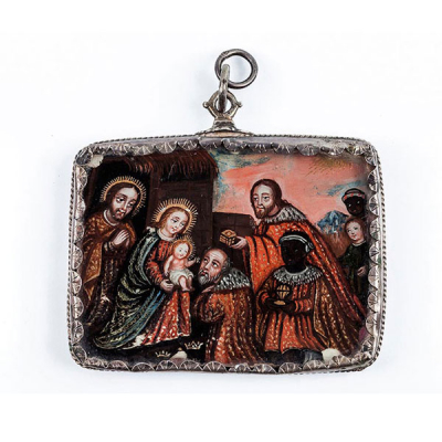 Pinjante devocional con marco de plata: Miniatura sobre cristal, &#039;Adoración de los Magos&#039;, con detalles iluminados.