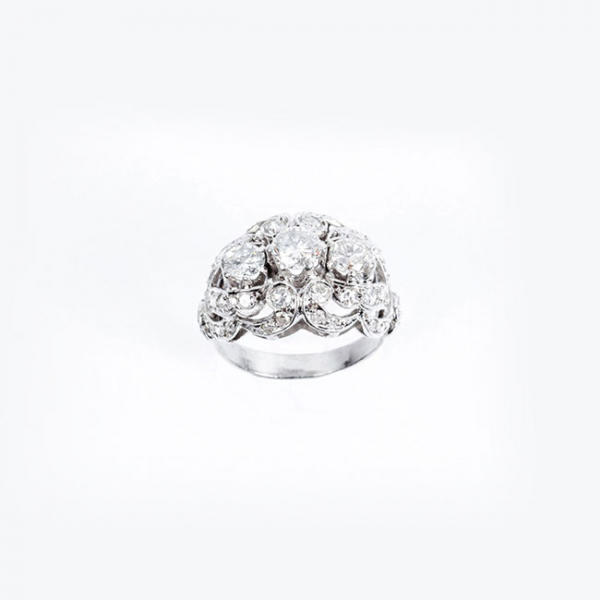 Sortija años 40 en platino y diamantes con tres centros, talla brillante 