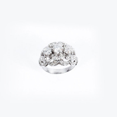 Sortija años 40 en platino y diamantes con tres centros, talla brillante 