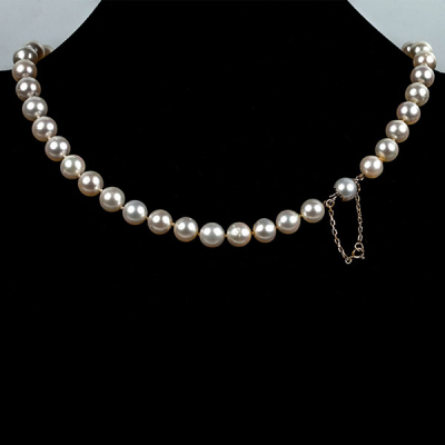 Collar de 45 perlas australianas esféricas, de bello oriente, en ligera disminución del centro a las puntas (12 mm - 9 mm.).