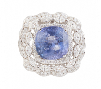 Sortija con zafiro central de 9,26 ct rodeado por orla de brillantes.   En oro blanco de 18 K.