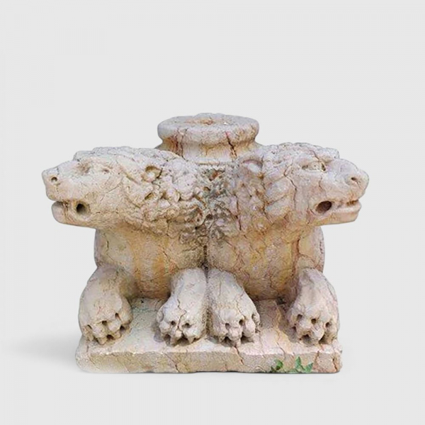 Espectacular base escult&oacute;rica de columna en m&aacute;rmol con pareja de leones tumbados, Italia, Venecia, siglo XVIII.