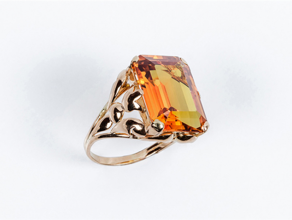 Sortija vintage en montura floral calada de oro rosa con cuarzo citrino rectangular, en garras.