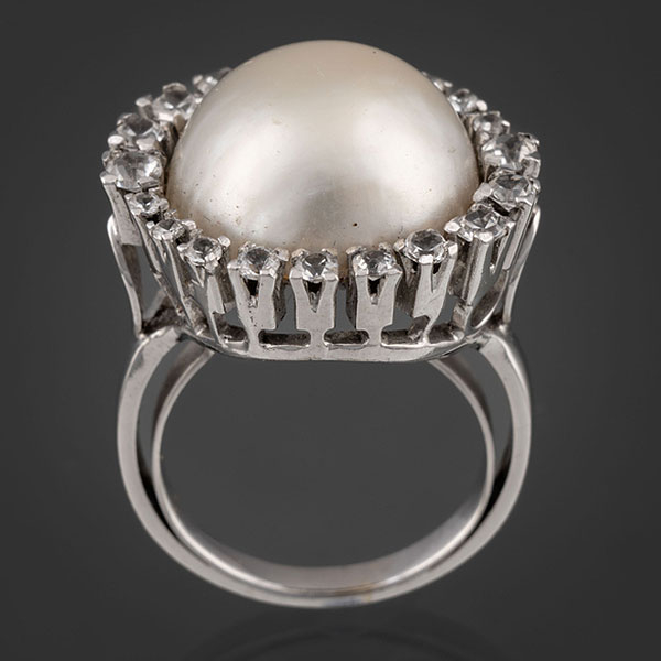 Anillo en oro blanco de 18kt con perla japonesa.