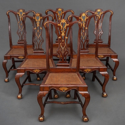 Conjunto de seis sillas estilo Chippendale en madera de nogal y dorada. Siglo XVIII.