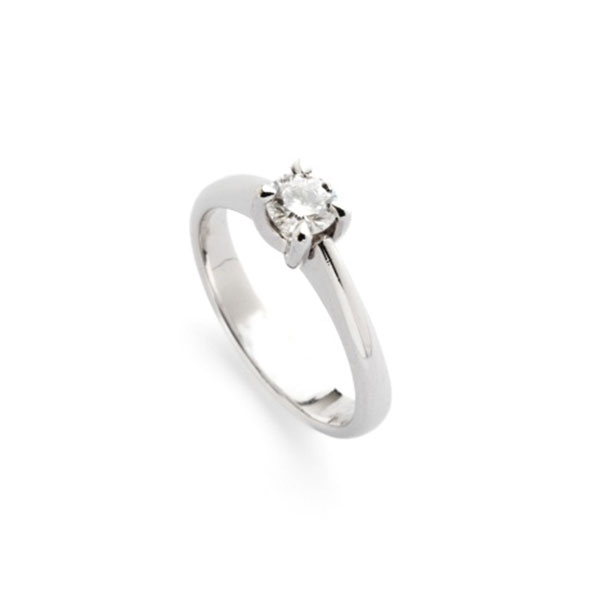 Solitario en oro blanco con diamante talla brillante central con un peso total de 0,30 cts. aprox.