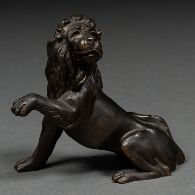 &quot;León&quot; Figura escultórica en bronce pavonado. Siglo XIX