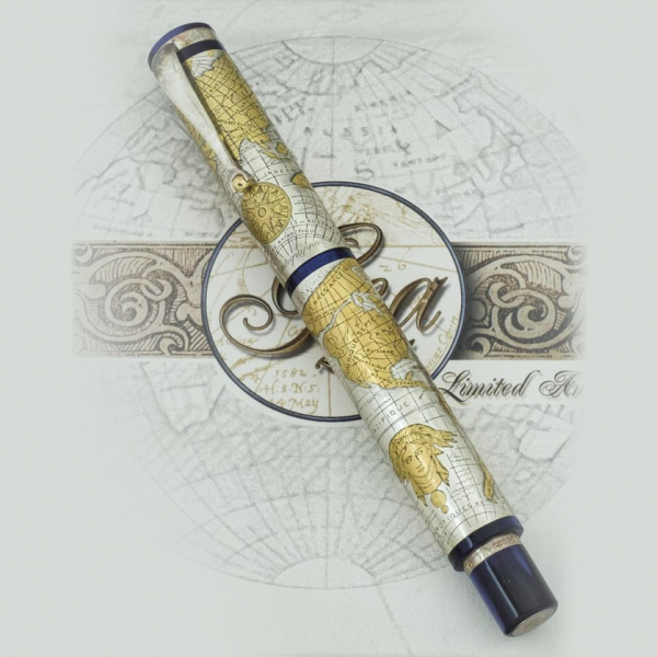 Estilográfica marca MONTEGRAPPA, modelo Gea, realizada en plata y plata vermeil con mapa repujado