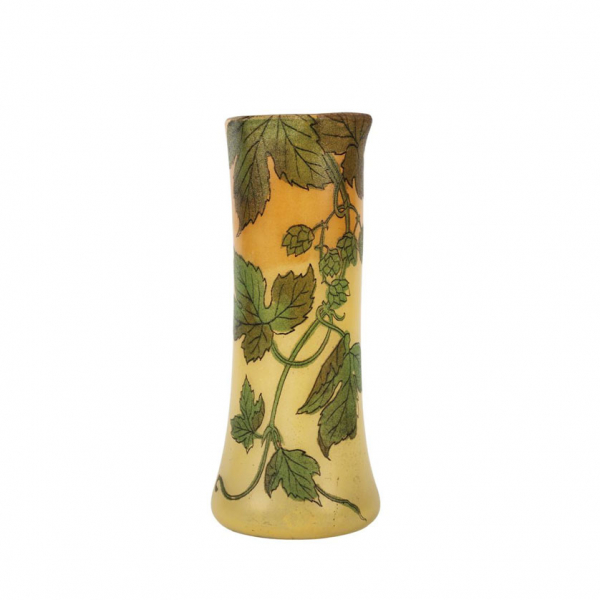 Delicado jarrón Art Nouveau c. 1900 en cristal soplado y esmaltado. Según modelos de François Theodore Legras. Circa 1900.