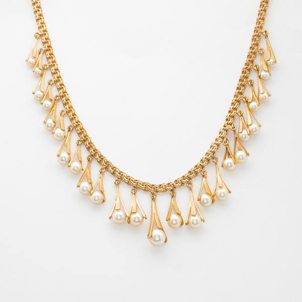 Gargantilla de cadena milanesa en oro con motivos triangulares calados en degradé rematados por perla cultivadas 