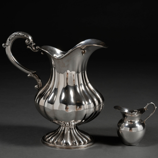 Conjunto de jarra de agua gallonada y jarra de leche en plata española y punzonada del siglo XX.