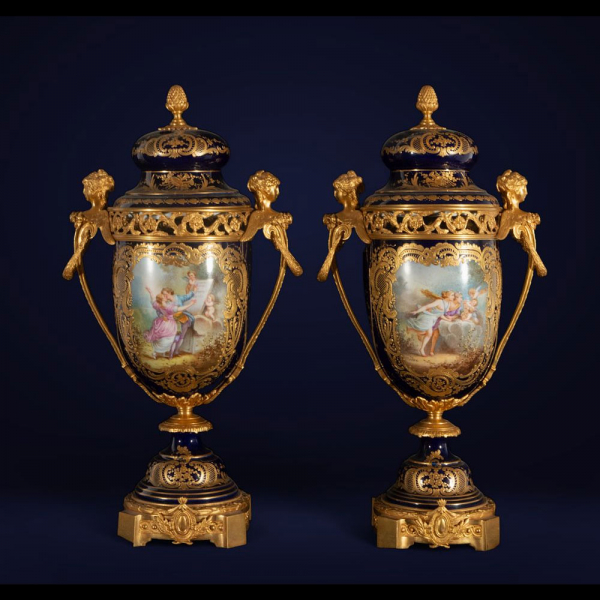 Pareja de Imponentes Jarrones &quot;Bleu Royale&quot; en porcelana de Sèvres. Montados en bronce dorado, trabajo francés del siglo XIX.