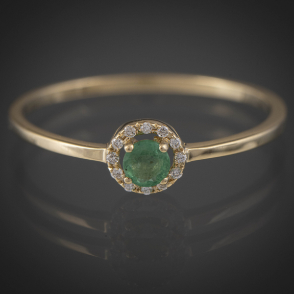 Anillo en oro amarillo de 18kt con esmeralda central y brillantes.