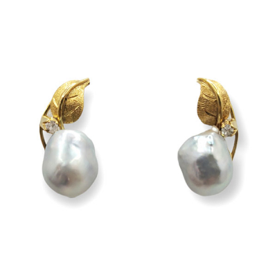 Pendientes colgantes de oro y perlas en oro de 18k, diamantes talla 8/8 y perlas barrocas australianas.