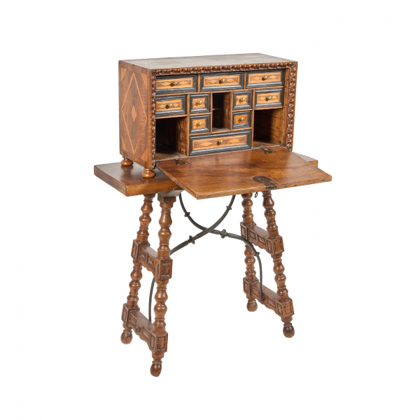 Bargueño español en madera de nogal con marquetería geométrica de maderas frutales, s. XVIII.