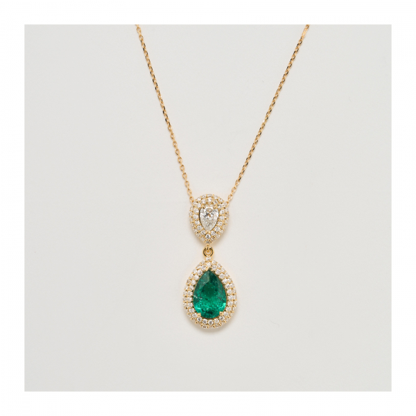 Gargantilla en oro con dos lágrimas en degradé de diamantes y esmeralda de Zambia tallas brillante y perilla.  