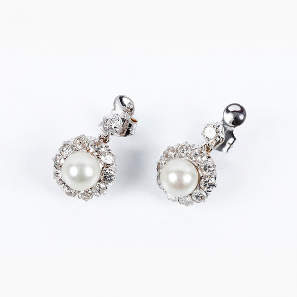 Bellos pendientes rosetón en oro blanco 18 K, con una perla cultivada japonesa (8.8 mm) orlada de limpios y blancos diamantes 