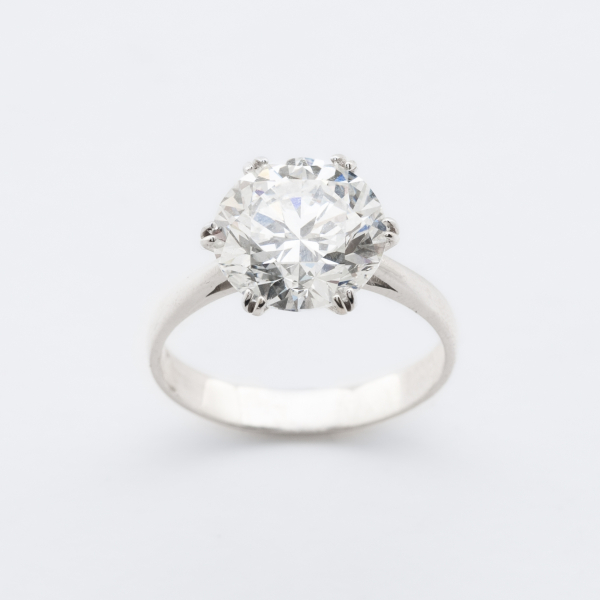 Sortija solitario en oro blanco con diamante de laboratorio talla brillante.  Peso diamante: 5 ct. 