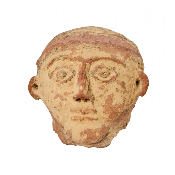 Cabeza masculina en terracota, Período Romano-Egipcio, s.IV a.C.-III d.C. En buen estado de conservación.