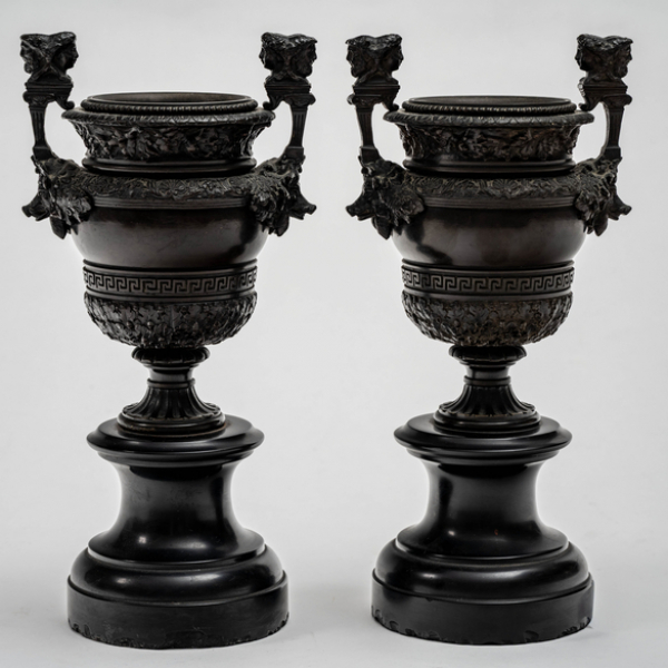 Pareja de copas Grand Tour en bronce pavonado y base circular en negro. Siglo XIX. 