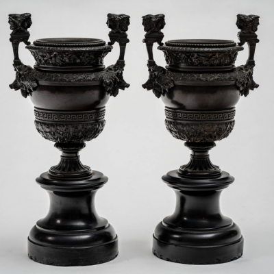 Pareja de copas Grand Tour en bronce pavonado y base circular en negro. Siglo XIX. 