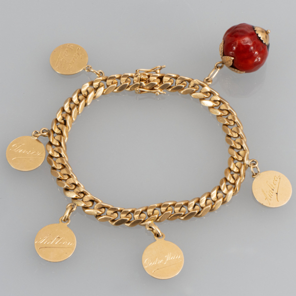 Pulsera de eslabones en oro amarillo de 18kt con cinco medallas y una semilla.