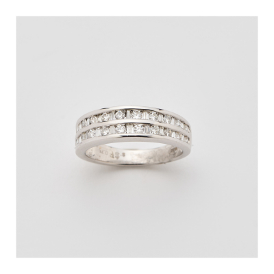 Sortija en oro blanco con dos bandas de diamantes tallas brillante y trapecio alternados.