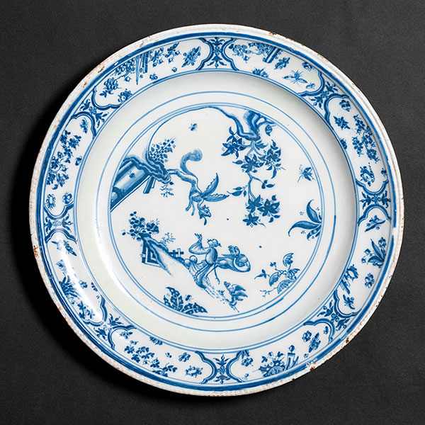 Plato en cerámica de Alcora de la serie chinescos de primera época (1727-1735)