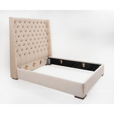 Cama tapizada en beige con cabecero capitoné. S. XX